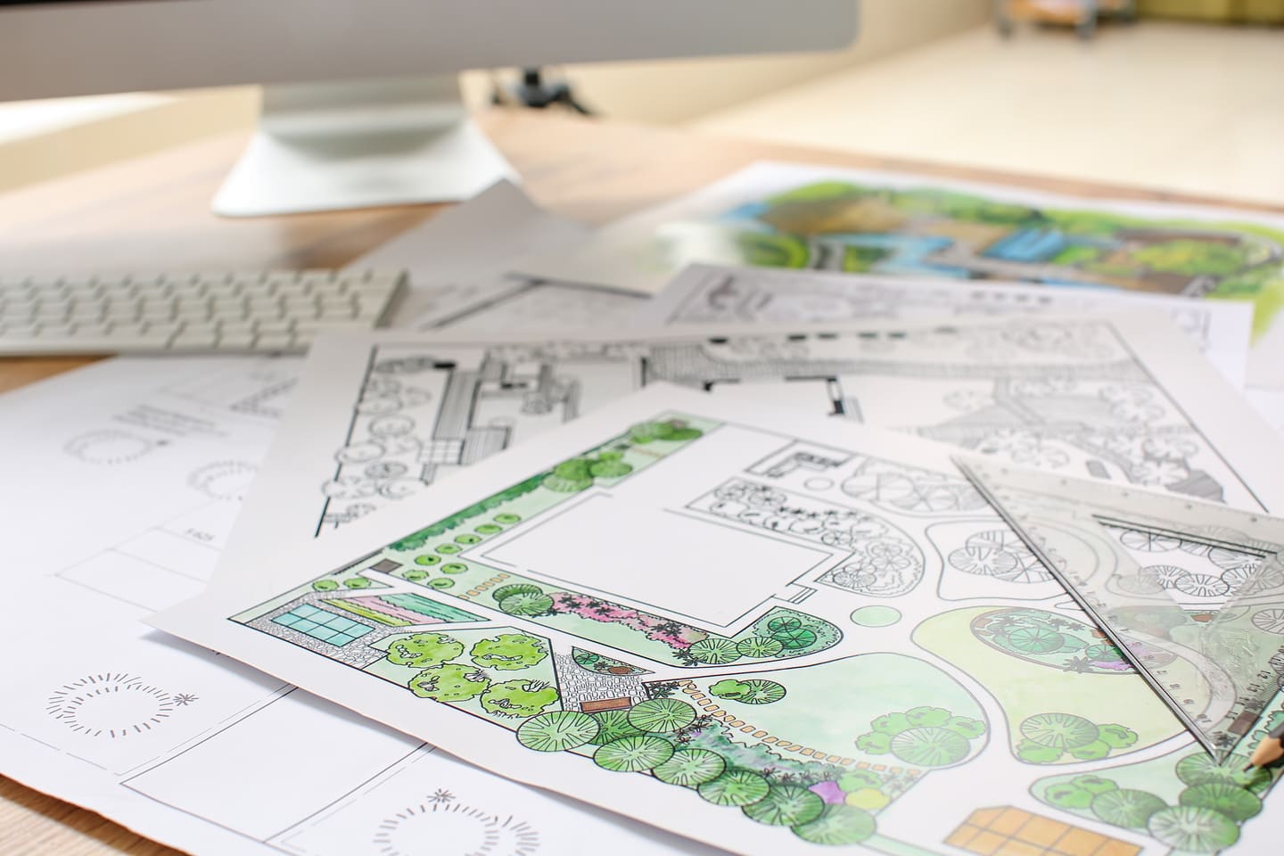 plan-archi-pemd Maître d’ouvrage et architecte en réunion de chantier avec des plans